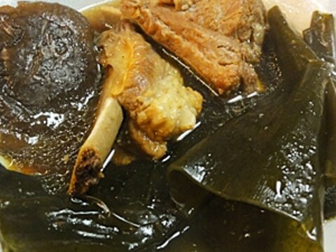 圧力鍋で、スペアリブの椎茸昆布スープ